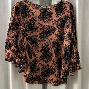 Size small hinge top